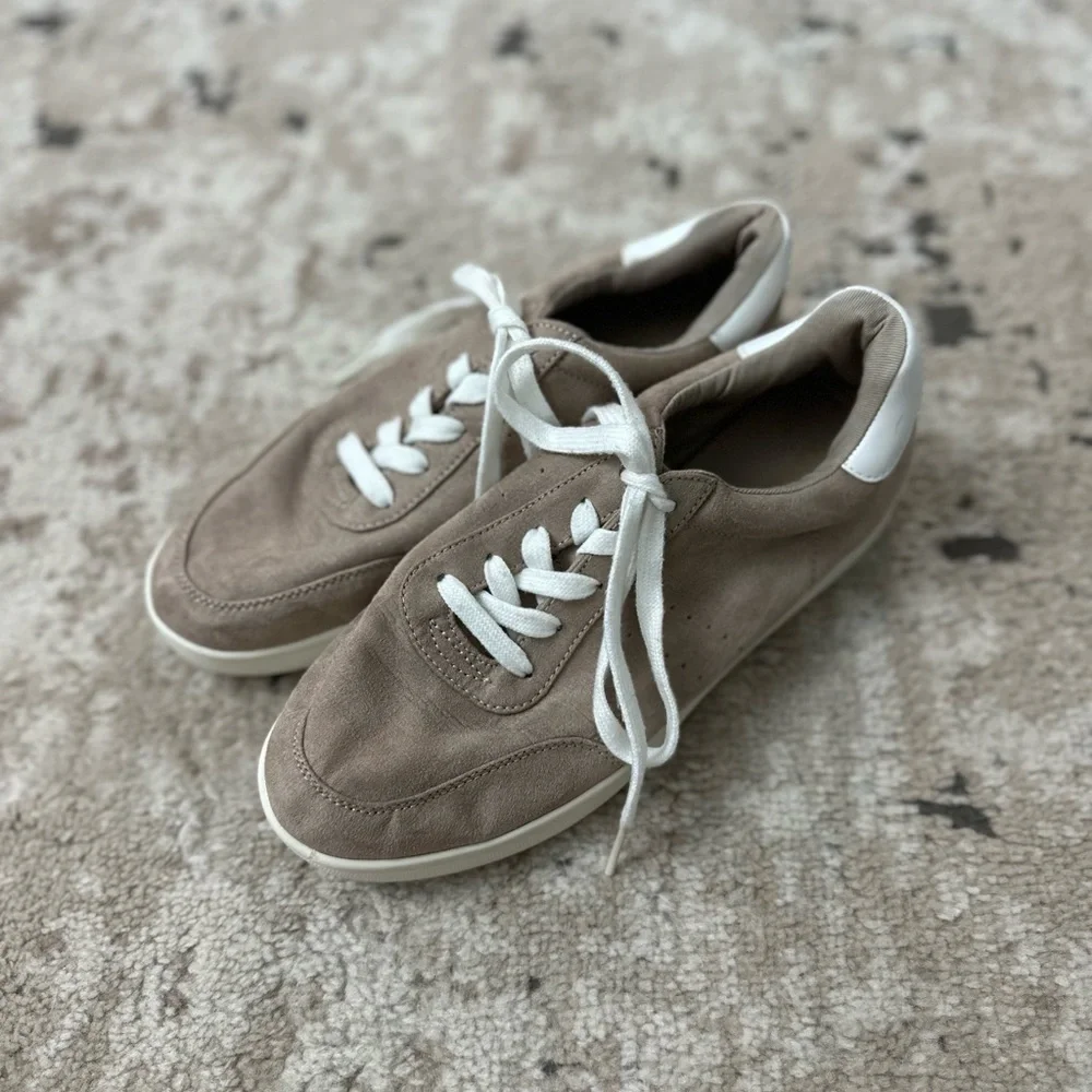 Old Navy Tan and White Sneakers Size 9